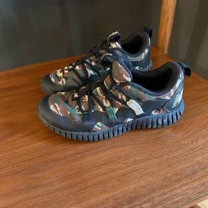 Boys (or girls) new balance sneakers lightly used.